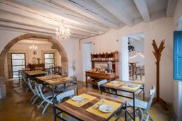Hotel Gutkowski, Ortigia — breakfast room under white-painted beams and a stone arch