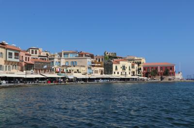 Fishing boats on the Venetian harbor of Chania, Crete — Cretan taverna territory