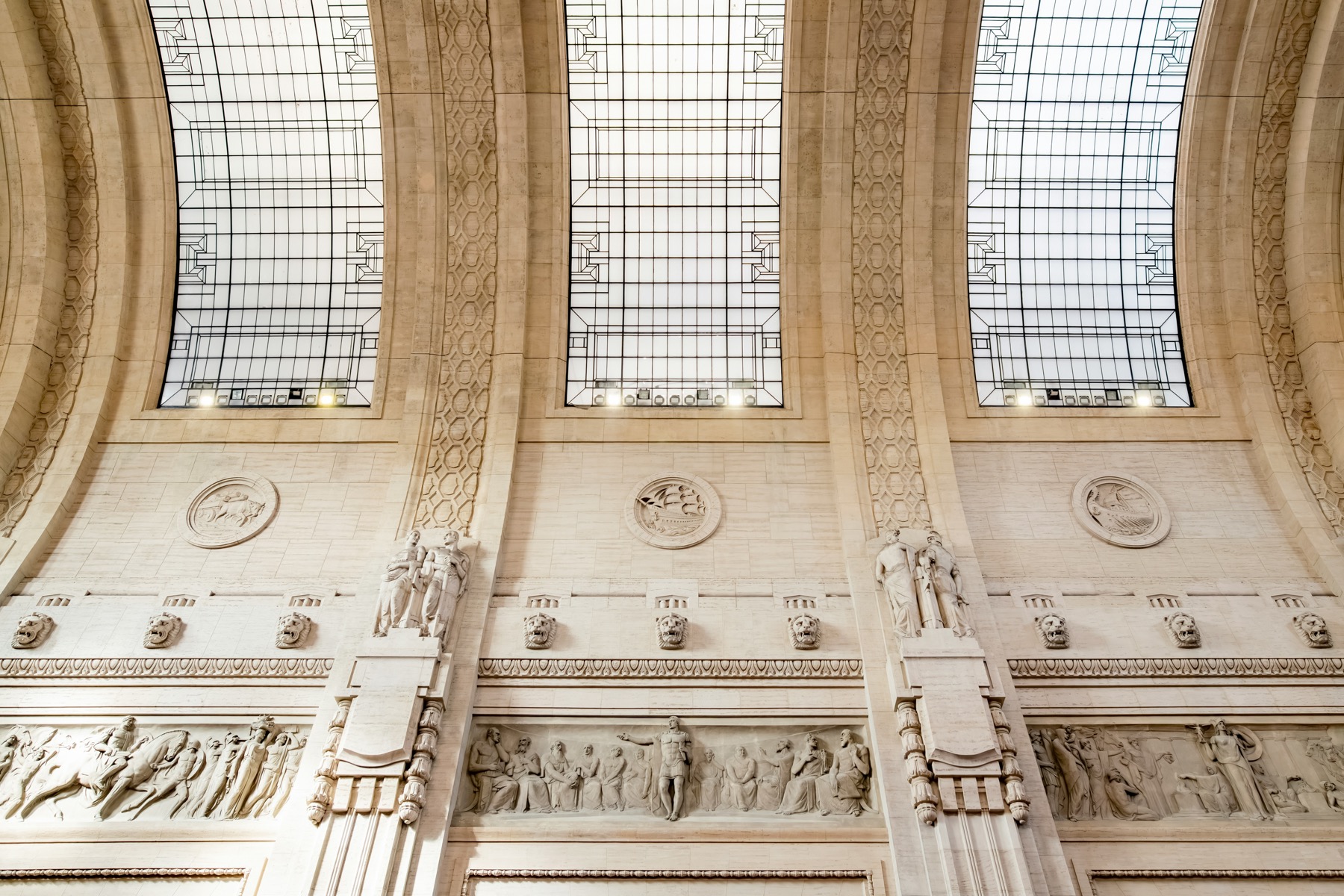 Milano Centrale grand hall, Liberty-era stonework